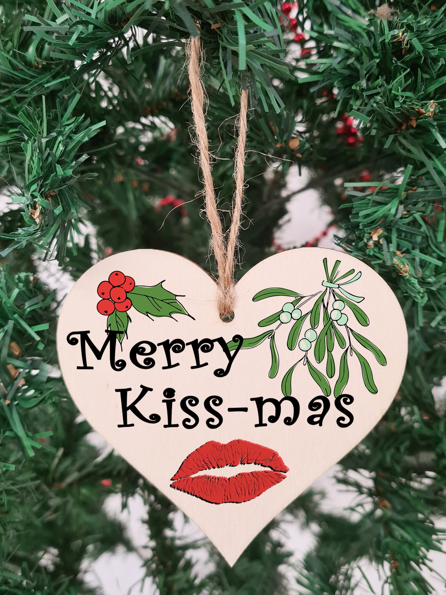 Handmade Christmas Hanging Wooden Heart Plaque Decoration Gift Merry Kiss-mas perfect for your Boyfriend or Girlfriend Romantic festive bauble or tag