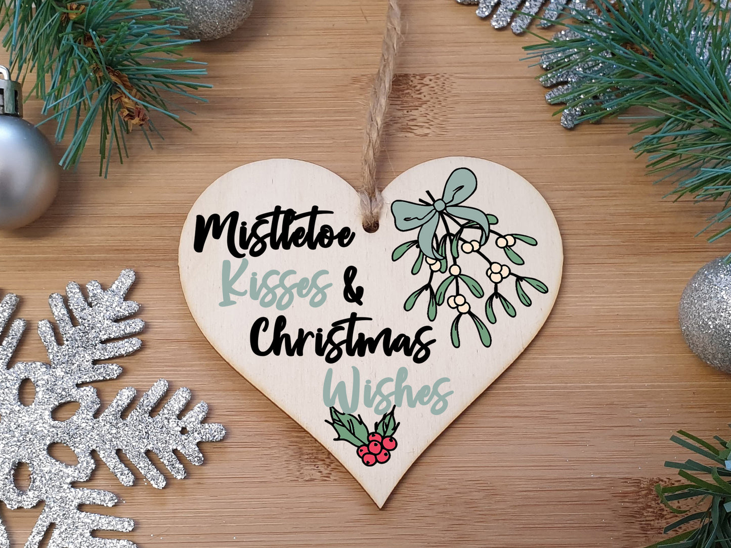 Handmade Christmas Hanging Wooden Heart Plaque Decoration Gift or Tag Mistletoe Kisses perfect for your Boyfriend or Girlfriend Romantic festive bauble