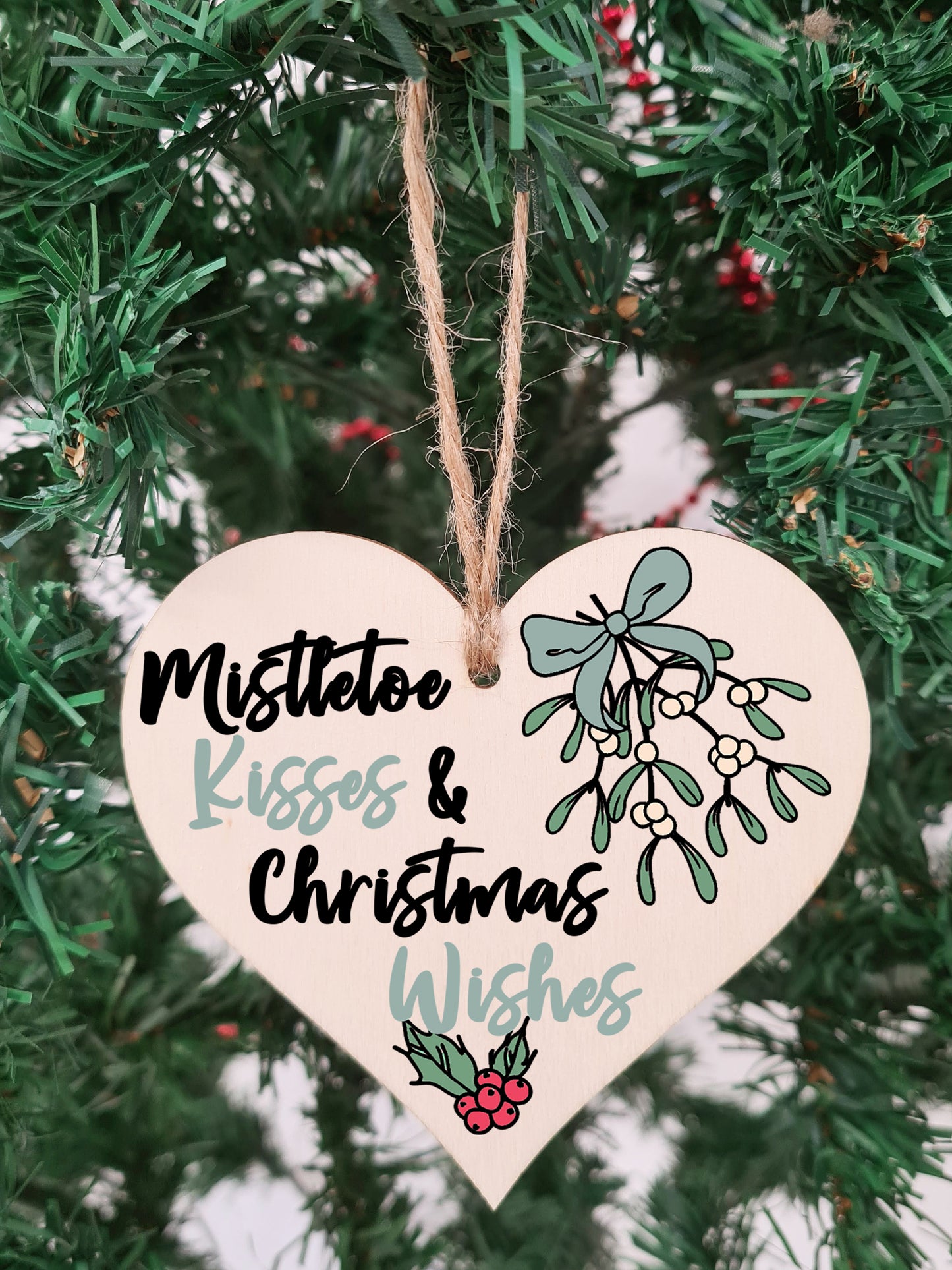 Handmade Christmas Hanging Wooden Heart Plaque Decoration Gift or Tag Mistletoe Kisses perfect for your Boyfriend or Girlfriend Romantic festive bauble