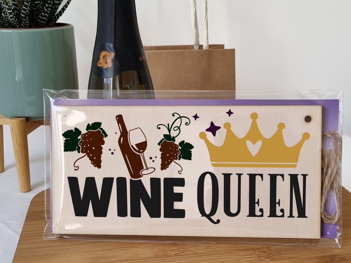 Wine Queen Funny Novelty Handmade Wooden Hanging Wall Plaque Great Friendship Gift Home Bar Sign Decoration